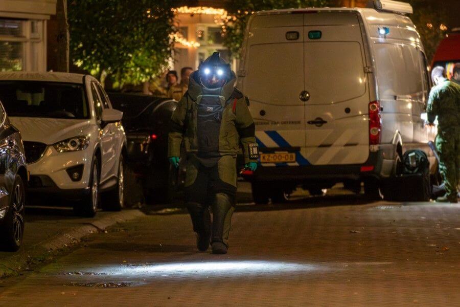 EOD haalt explosief weg bij woning