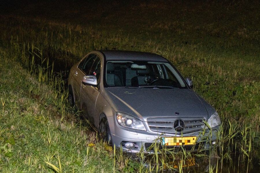 Auto vliegt uit de bocht op Maassluissedijk