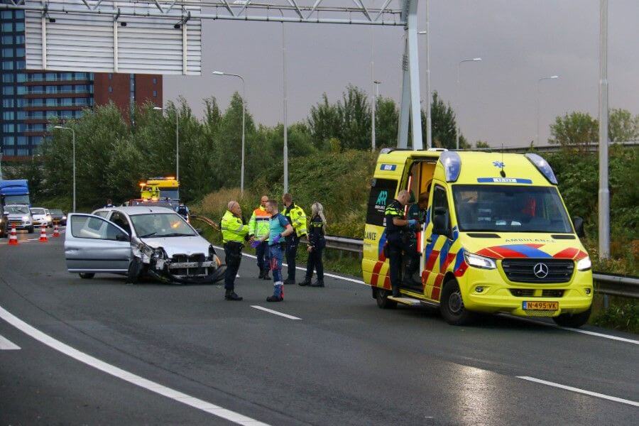 Auto klapt op vrachtwagen bij A20