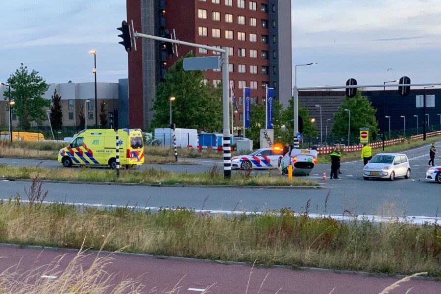 Auto over de kop bij afrit A4