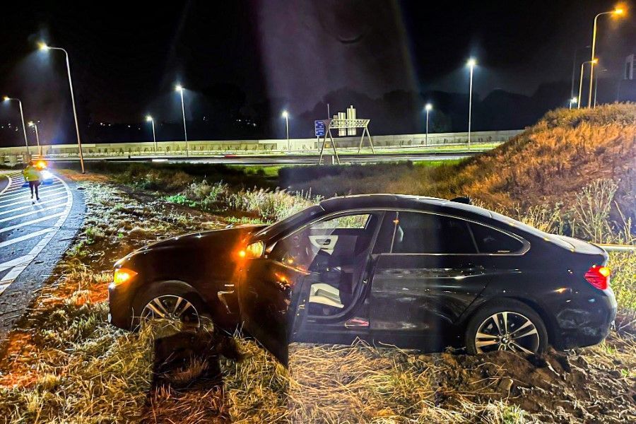 Auto vliegt uit de bocht bij A20 en ramt lantaarnpaal