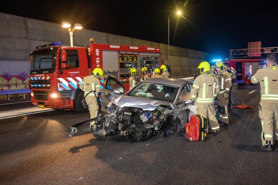 A20 afgesloten nadat auto crasht tegen vangrail