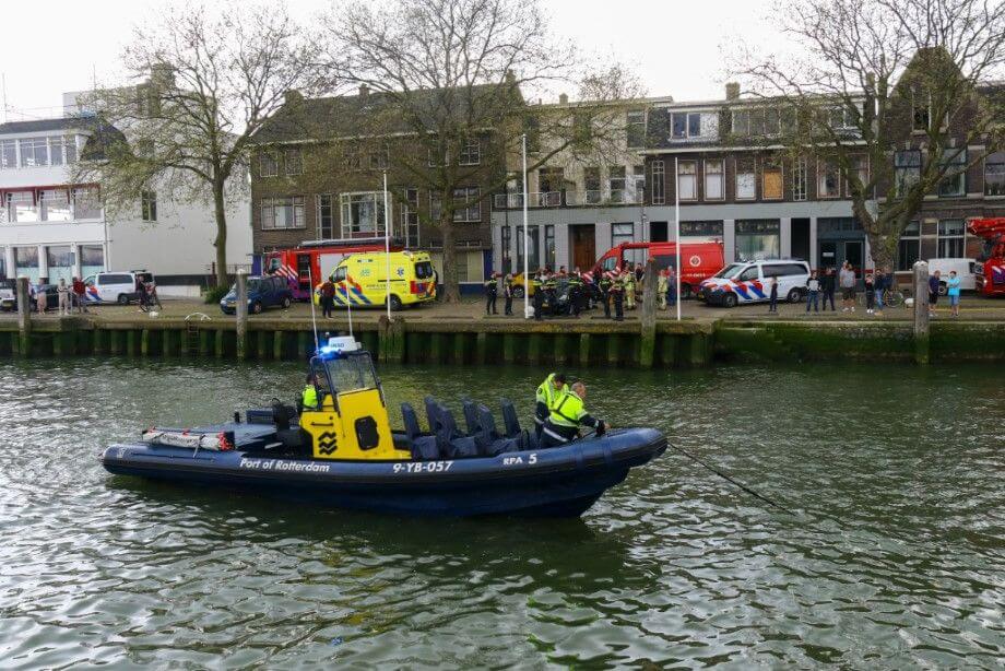 Duo met auto te water aan de Westhavenkade