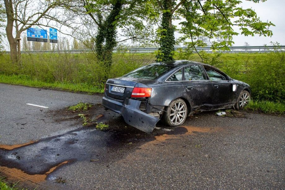 Auto over de kop na botsing tegen biggenrug