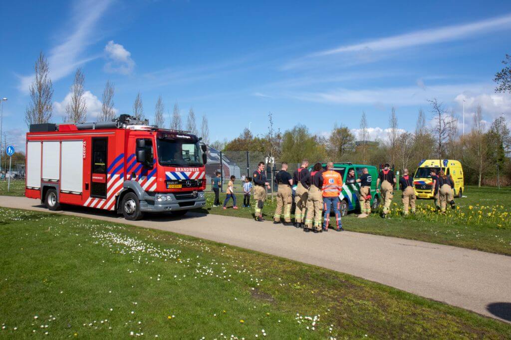 Brandweer trekt gestrande ambulance uit het gras