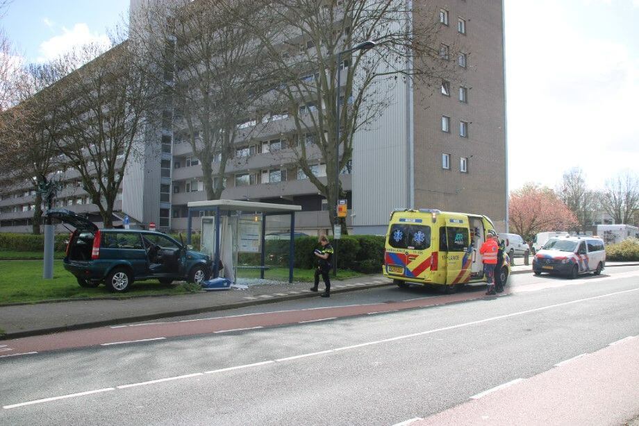 Auto botst tegen bushokje