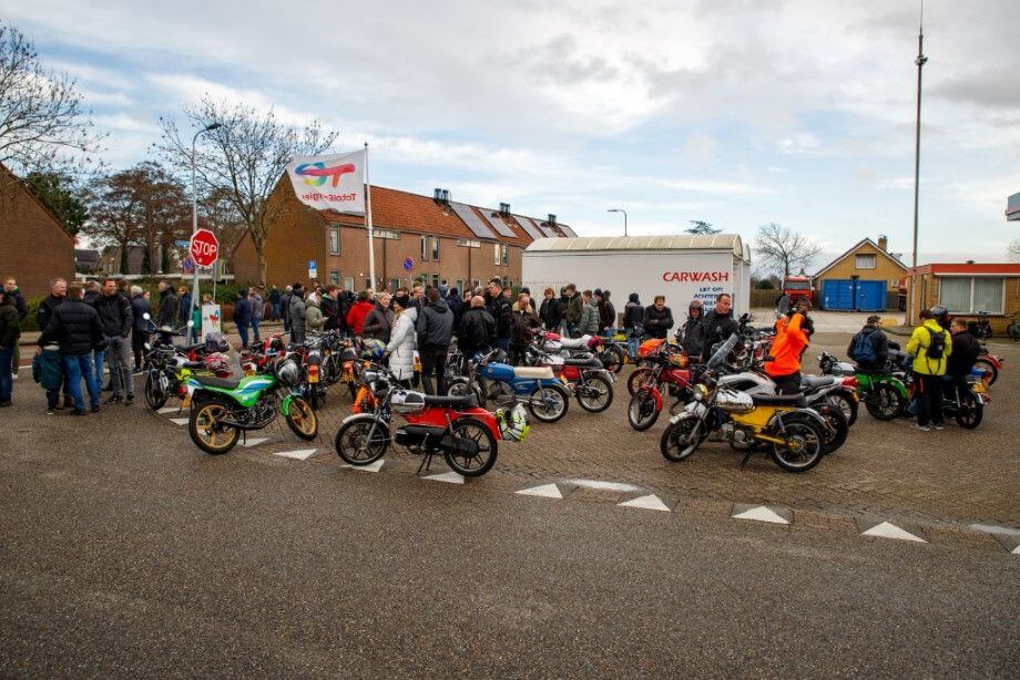 Knetterend het jaar uit in  Maasdijk