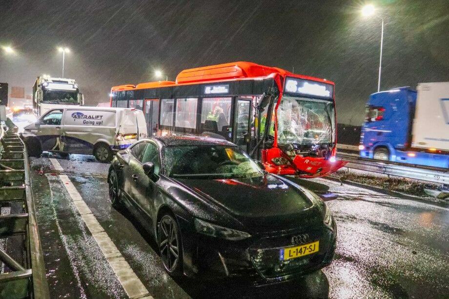 Ongeluk met meerdere voertuigen op de A20