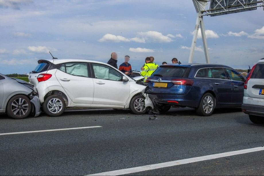 Lange file door kettingbotsing op de A20