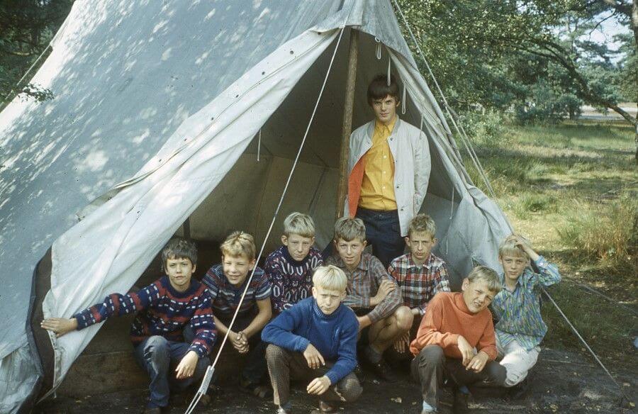 Acht jongens in een grote tent