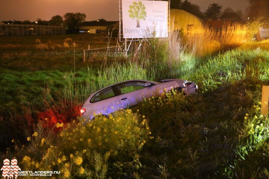 Auto bijna te water na ongeluk Wippolderlaan