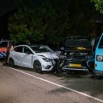Auto crasht tegen geparkeerde auto op Polderweg