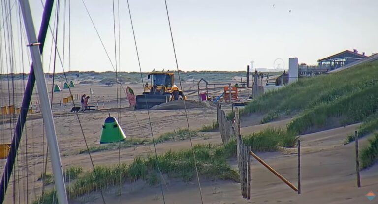 Dinsdag warme stranddag met code geel in de avond