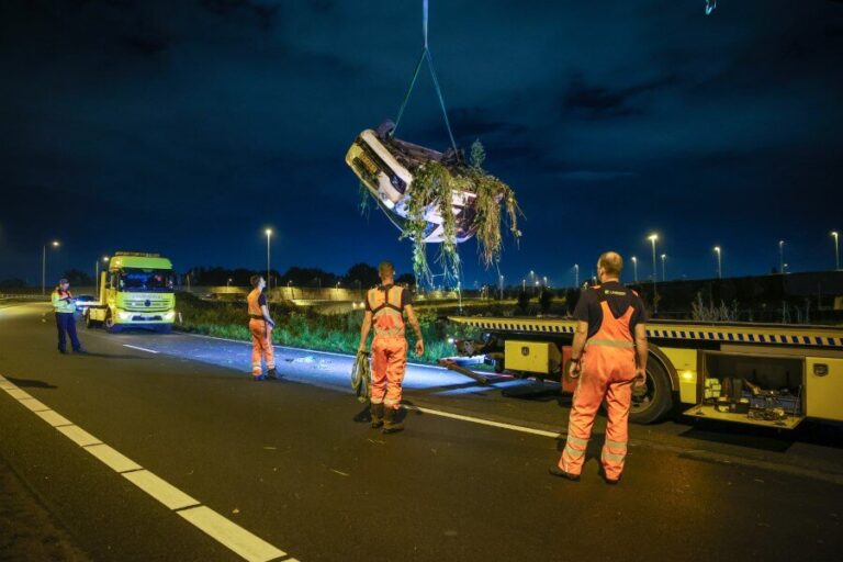 Automobilist vliegt uit de bocht bij de A4