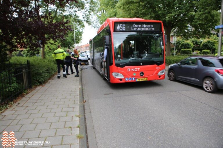 Auto stukje korter na botsing met lijndienst