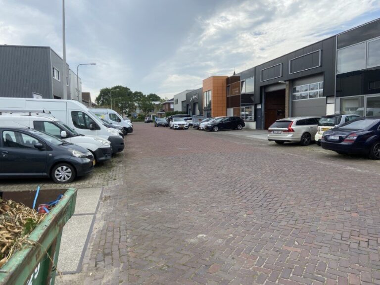 Parkeeroverlast door autobedrijven aan de Grote Waard