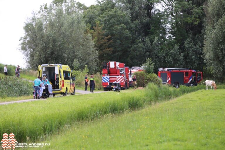 Man met scootmobiel te water bij Duifpolderkade