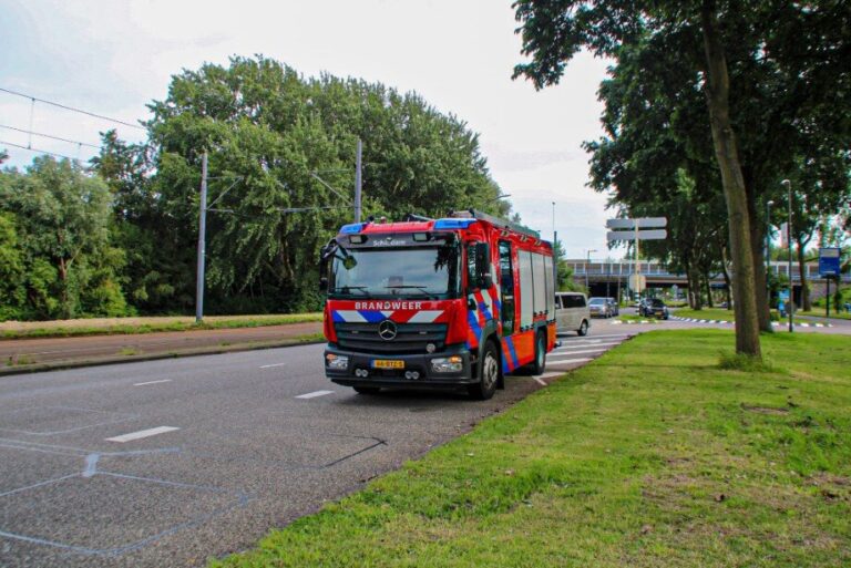 Achtergelaten brandweerwagen op de weg