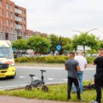 Fietser licht gewond bij aanrijding met bestelbus