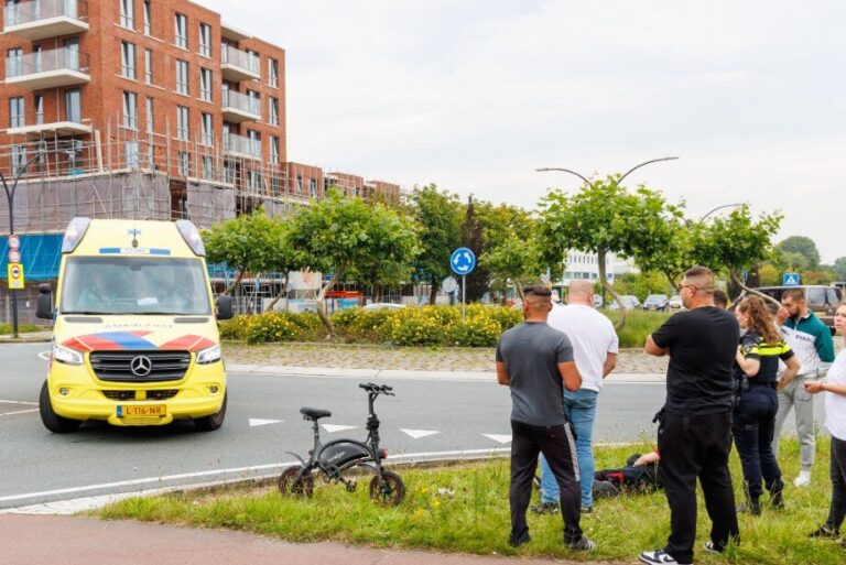 Fietser licht gewond bij aanrijding met bestelbus