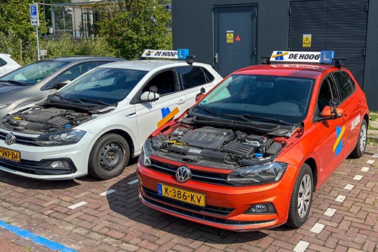 Motorkappen gestolen van lesauto’s