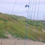 Paraglider langs de duinen