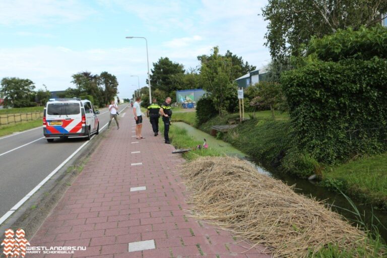 Fietser te water aan de Zwethlaan