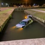 Auto te water aan de Kesterse Wei