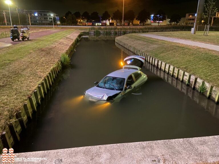 Auto te water aan de Kesterse Wei