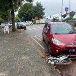 Auto schept fietssters op de Hoofdstraat