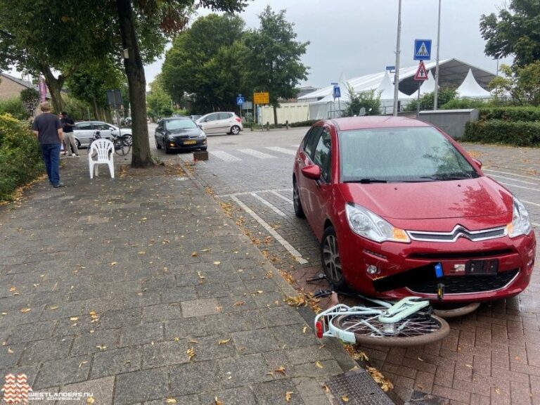 Auto schept fietssters op de Hoofdstraat