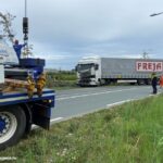 Vrachtwagen uit de sloot gehaald