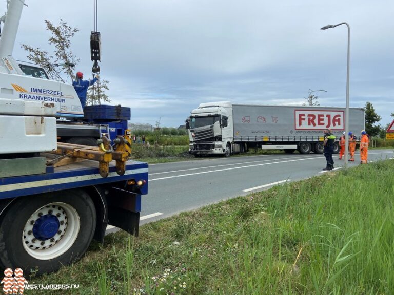 Vrachtwagen uit de sloot gehaald