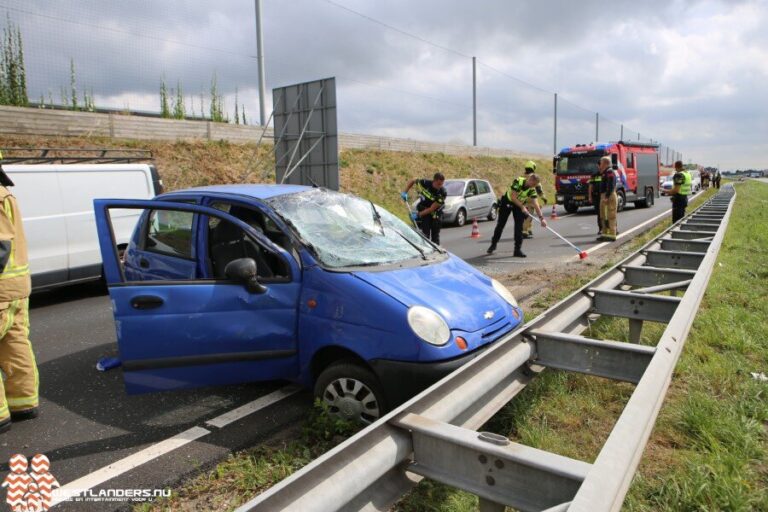 Auto over de kop op Wippolderlaan