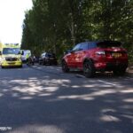 Bedrijfswagen klapt op geparkeerde auto