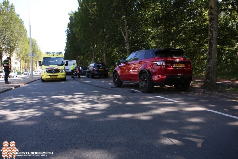 Bedrijfswagen klapt op geparkeerde auto