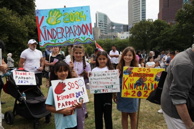 Demonstratie voor kinderpardon op de Koekamp