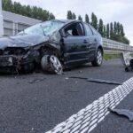 Auto over de kop bij ongeval A4