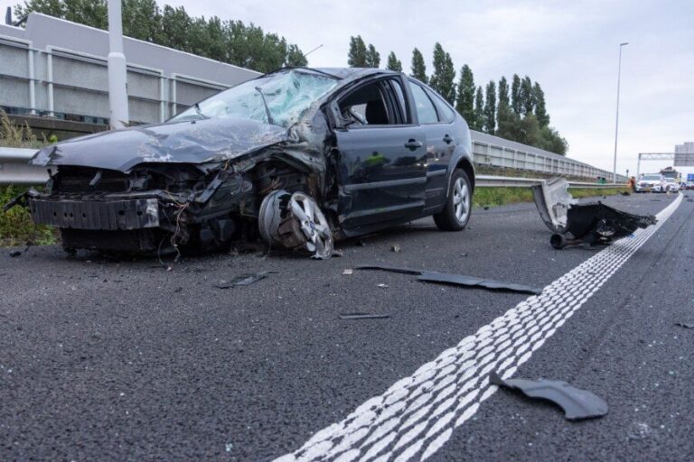 Auto over de kop bij ongeval A4