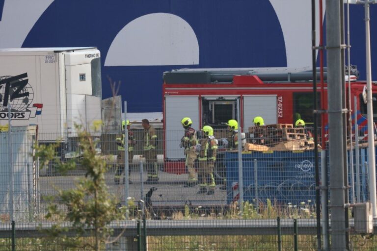 Kleine brand bij schip in Hoekse Haven