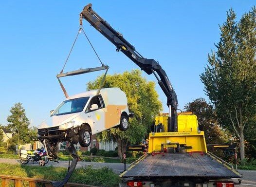 Auto te water aan de Middenzwet