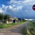 Twee palen plaatsen aan de Dirk Klinkertstraat in Maasdijk