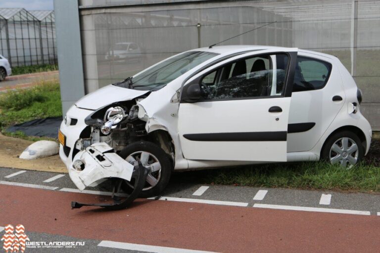 Ongeluk auto met vrachtauto op de Veenakkerweg