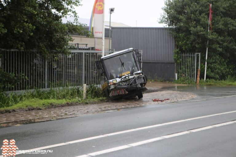 N223 afgezet na ongeluk met veegwagen