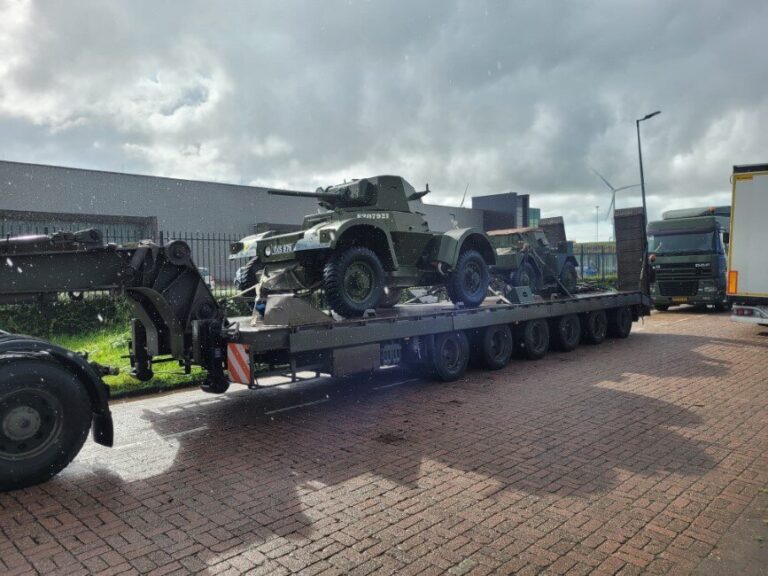 Oude legervoertuigen in Hoek van Holland gespot