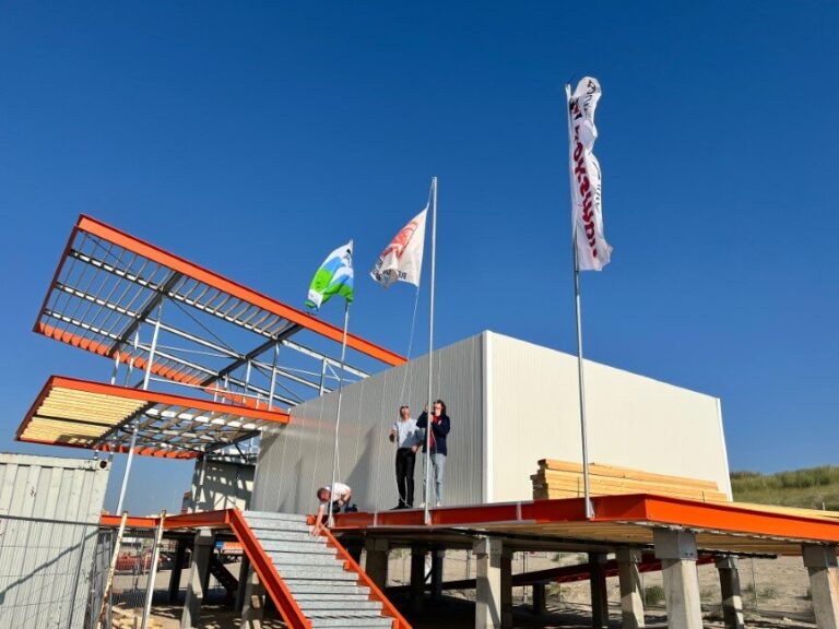 Nieuwe strandpost Monsterse Reddingsbrigade bereikt hoogste punt