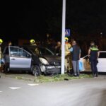 Auto klapt op paal op de Noordweg