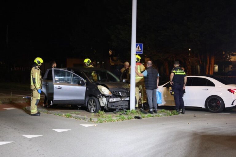 Auto klapt op paal op de Noordweg