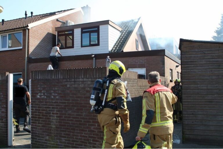 Dakbrand bij woning Kerklaan