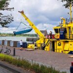 Bootje maakt water op de Waterweg